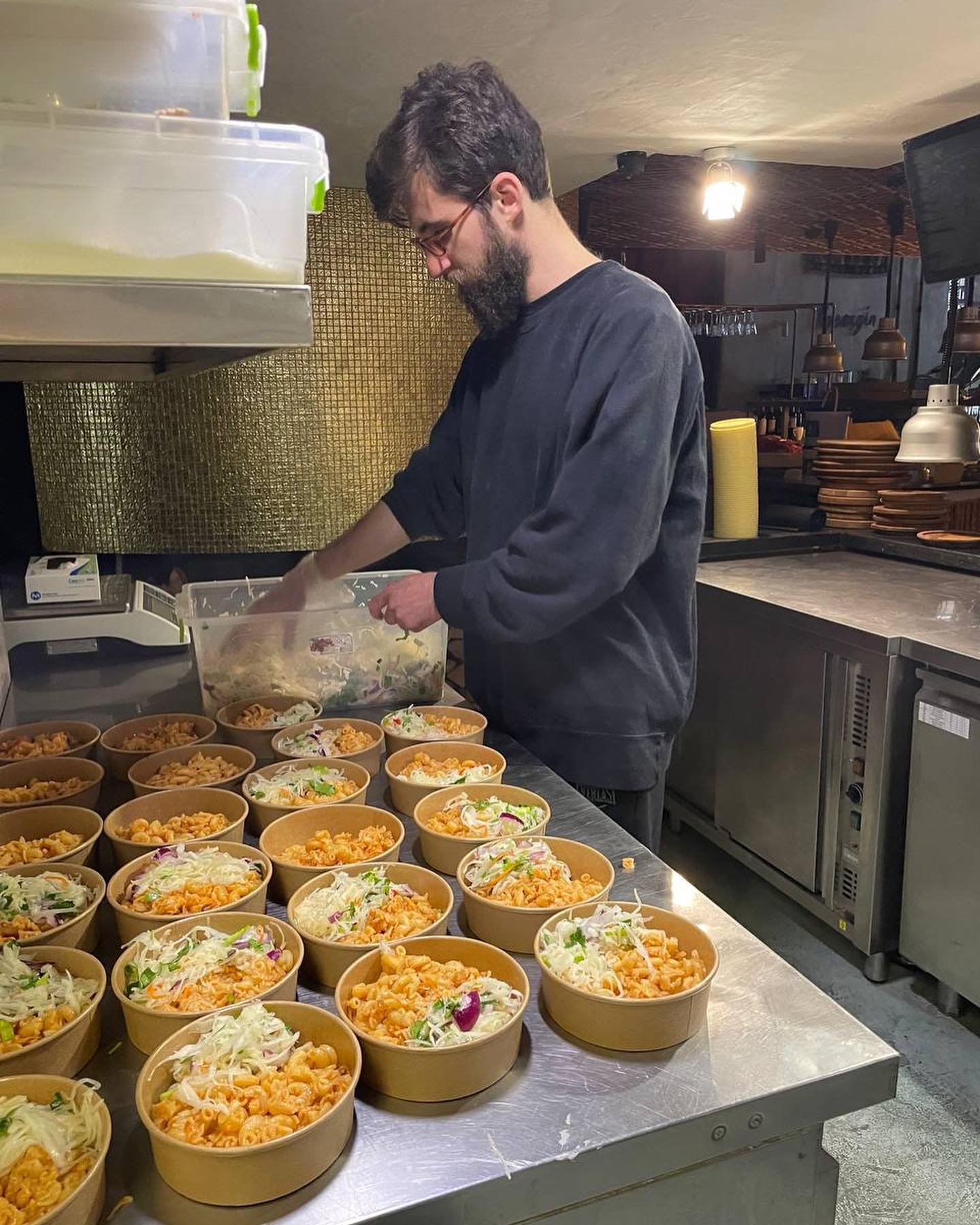 Суп Фо і багато спецій: Ектор Хіменес-Браво показав, чим годує воїнів ЗСУ